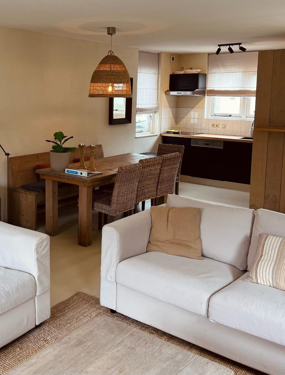 Kitchen or kitchenette, Seating area, Dining area