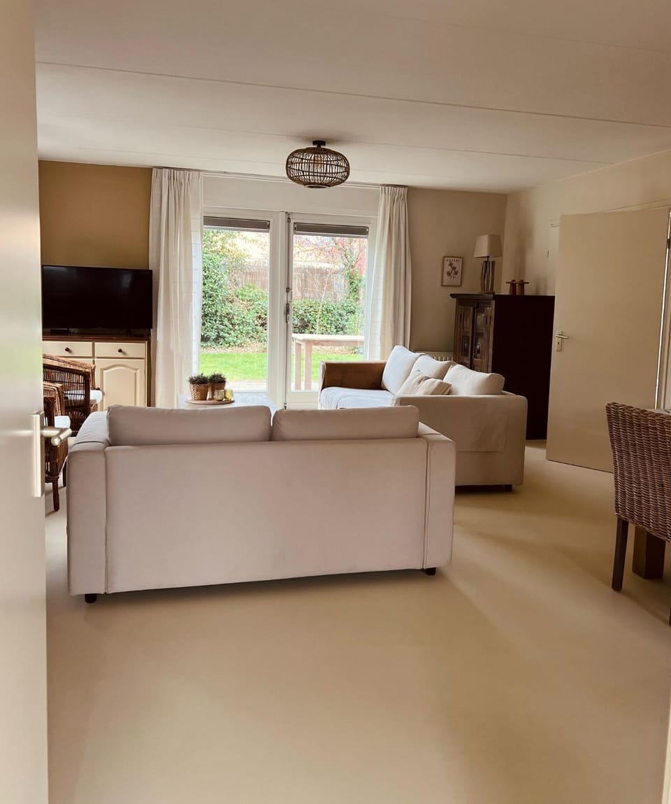 TV and multimedia, Photo of the whole room, Seating area