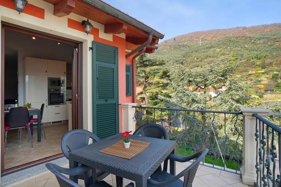 Balcony/Terrace, Dining area, Mountain view