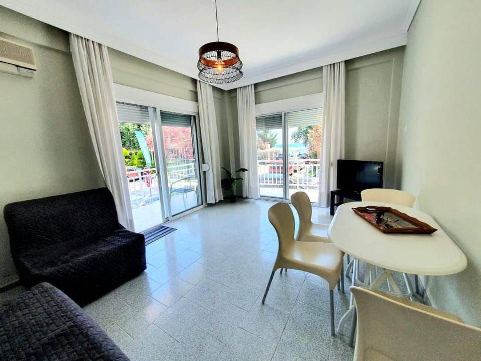 TV and multimedia, Living room, Seating area, Dining area, air conditioner