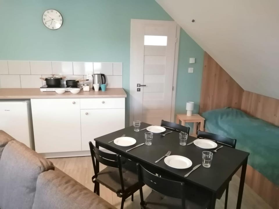 Coffee/tea facilities, Kitchen or kitchenette, Seating area, Dining area