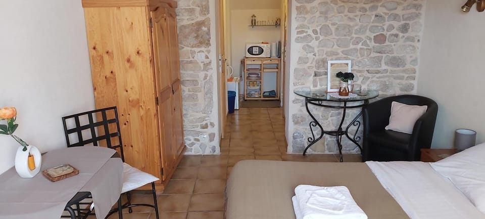 Chambres D'Hotes "Les Chiens Verts", jardin, terrasse, parking privé Bed and Breakfast in Auvergne-Rhône-Alpes