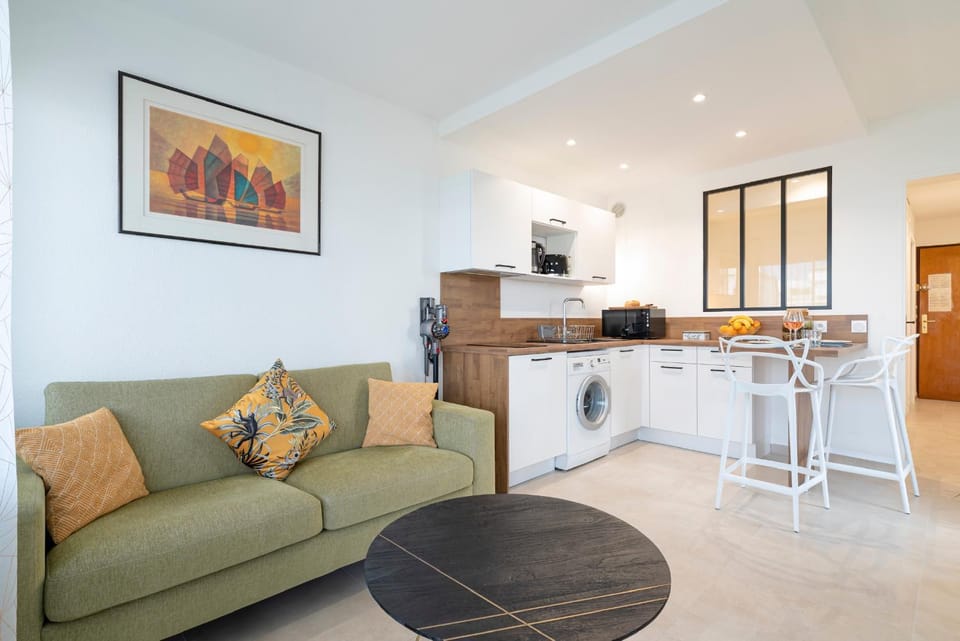 Kitchen or kitchenette, Living room, Seating area