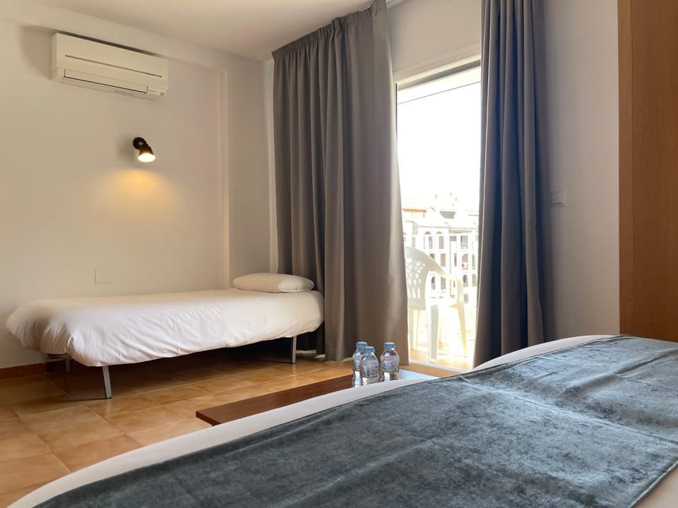 Bed, Photo of the whole room, Bedroom, air conditioner