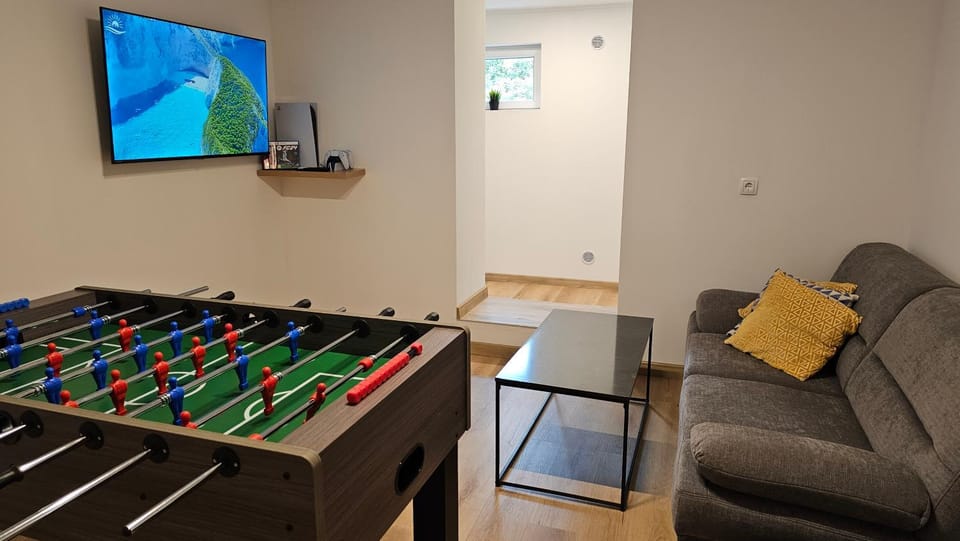 Game Room, Entertainment
