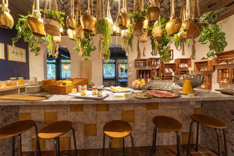 Restaurant/places to eat, Food and drinks, Dining area, Food, Breakfast, Buffet breakfast, Dinner