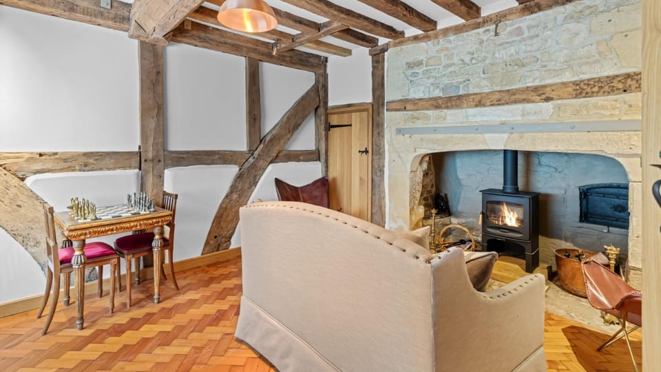 Seating area, fireplace