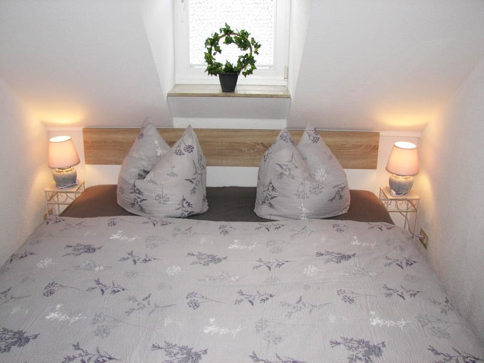 Photo of the whole room, Decorative detail