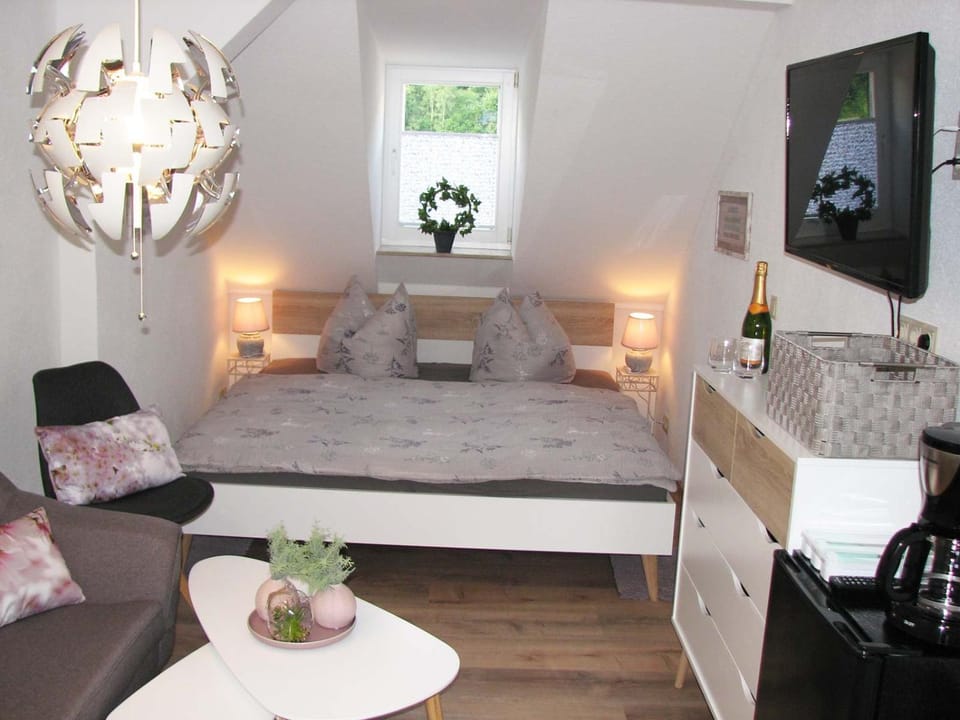 Bed, TV and multimedia, Coffee/tea facilities, Photo of the whole room