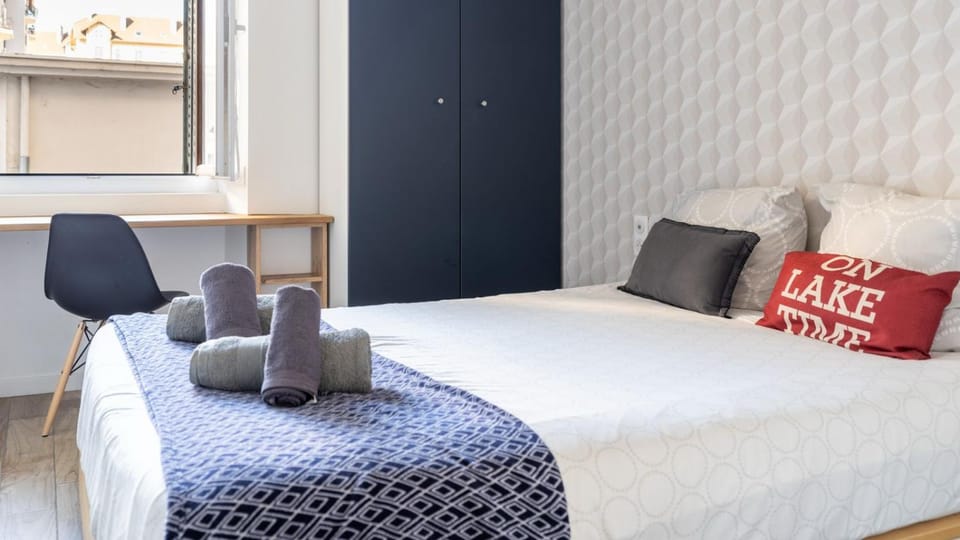 Photo of the whole room, Bedroom