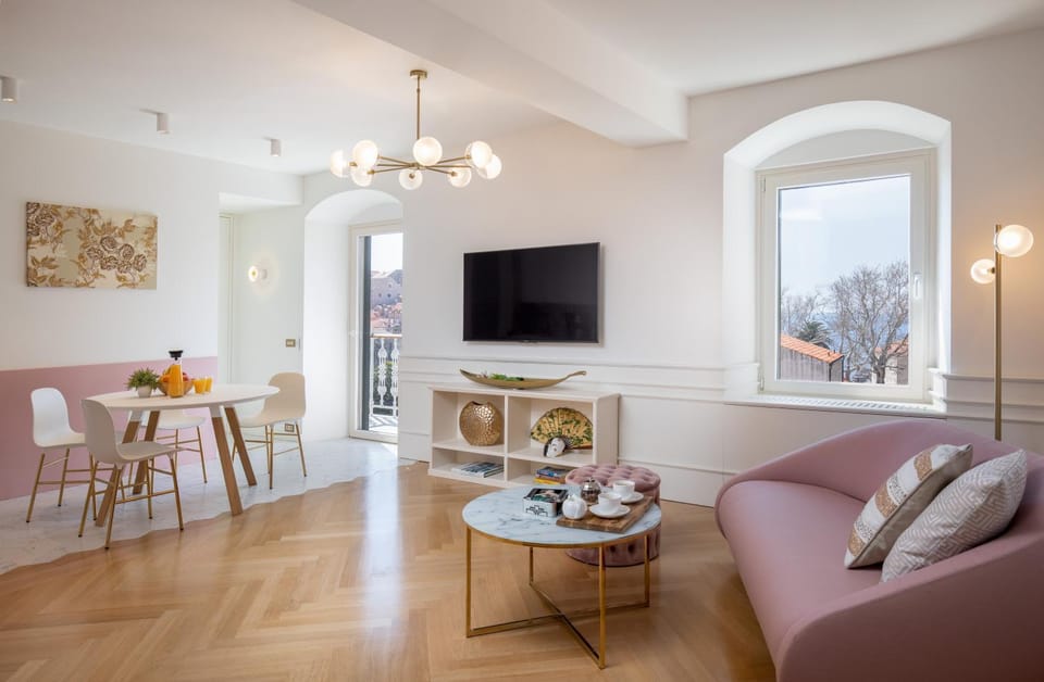 TV and multimedia, View (from property/room), View (from property/room), Balcony/Terrace, Balcony/Terrace, Living room, Decorative detail, Decorative detail, Seating area, City view, City view, Landmark view, Landmark view, Sea view, Sea view