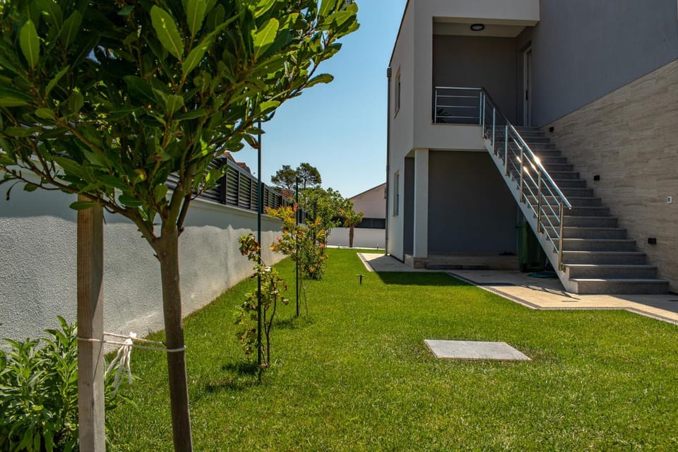 Facade/entrance, Garden, Area and facilities