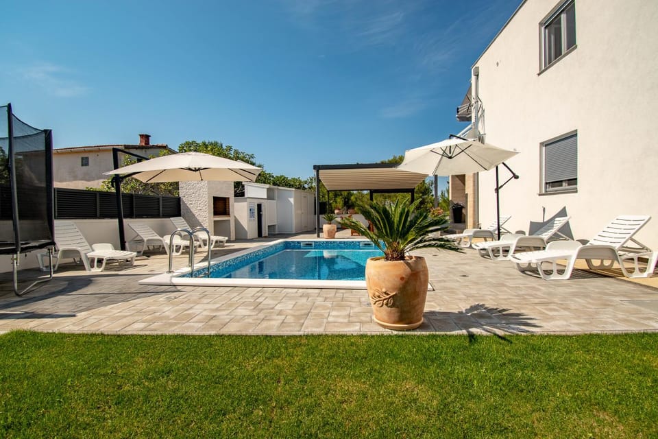 Property building, Swimming pool, Swimming pool