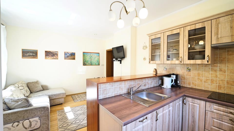 Kitchen or kitchenette, Seating area