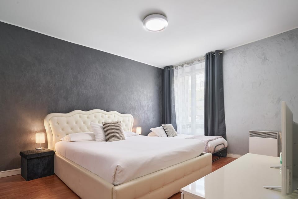 Bed, TV and multimedia, Photo of the whole room, Bedroom