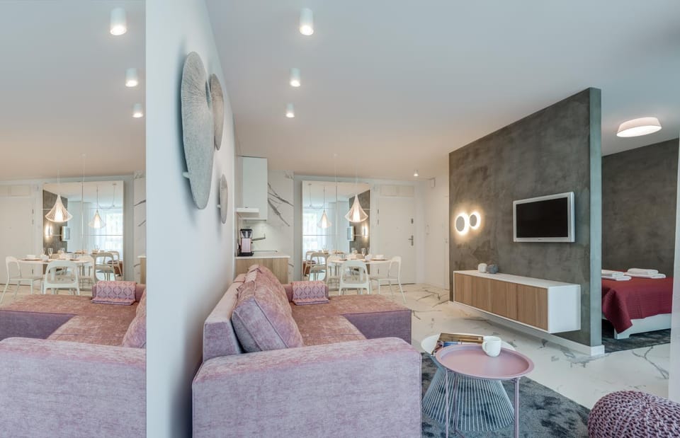 TV and multimedia, Coffee/tea facilities, Kitchen or kitchenette, Living room, Seating area, Dining area, Family