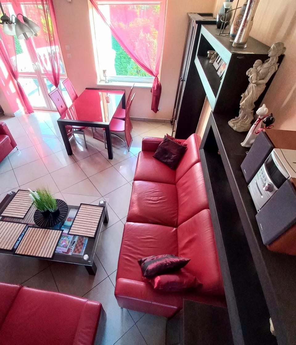 TV and multimedia, Living room, Seating area, Evening entertainment