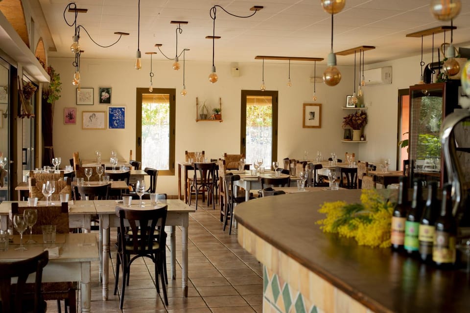 Restaurant/places to eat, Lounge or bar