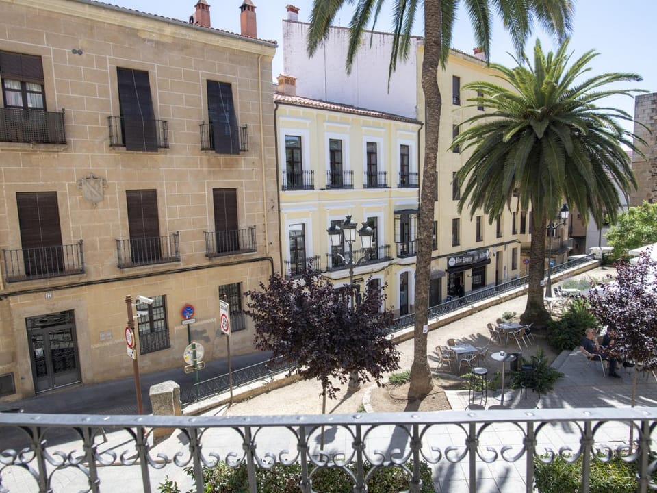 Property building, Neighbourhood, Balcony/Terrace, Street view