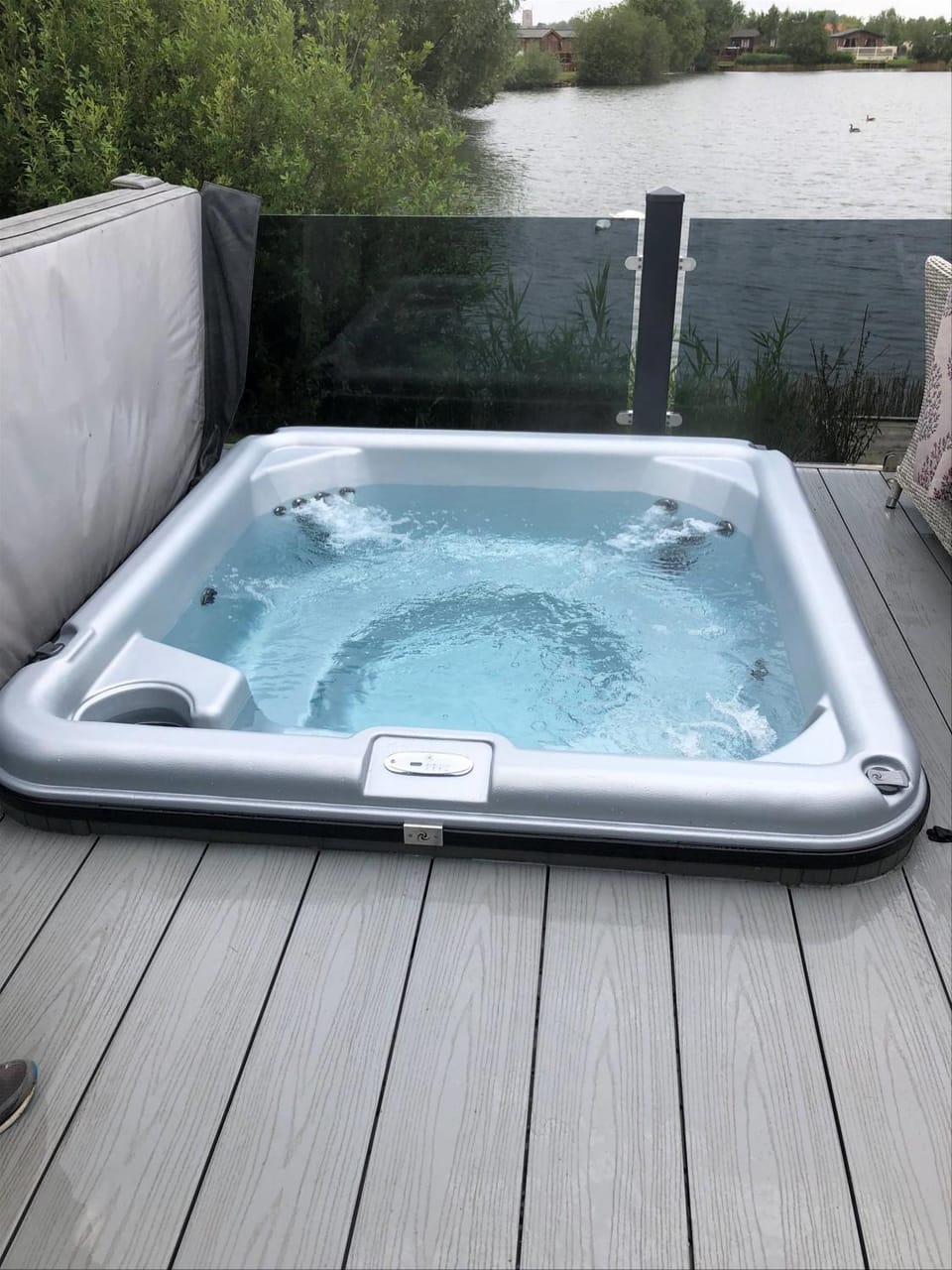 Tattershall VIP Lodge- Lakeside setting with hot tub and private fishing peg situated on Osprey lake tattershall park Campground/ 
RV Resort in Tattershall