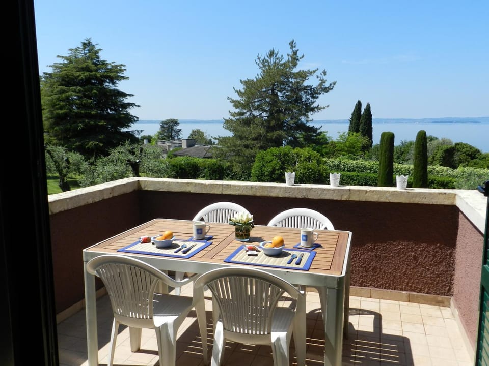 Natural landscape, View (from property/room), Balcony/Terrace, Other, Dining area, Lake view