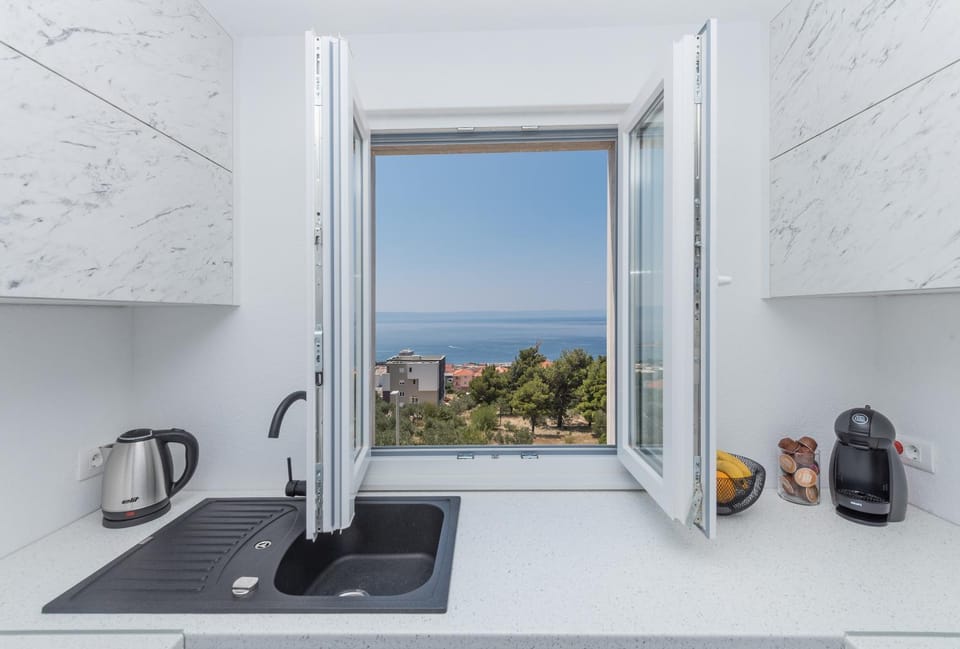 Kitchen or kitchenette, Sea view