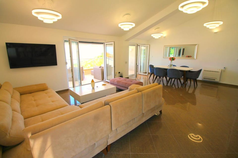 Living room, Photo of the whole room, Dining area