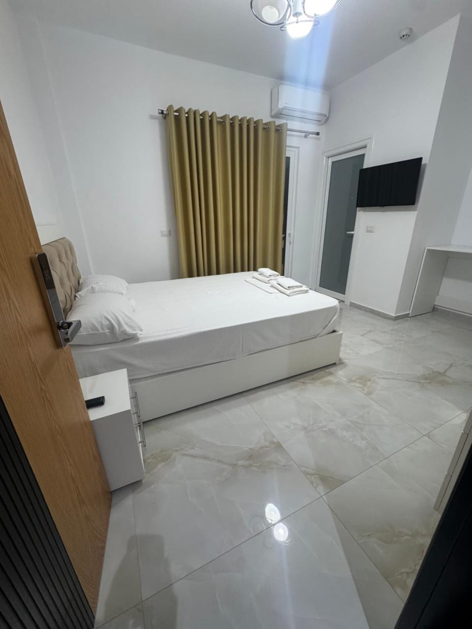 Bed, TV and multimedia