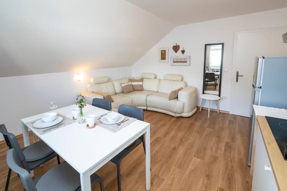 Living room, Photo of the whole room, Seating area, Dining area