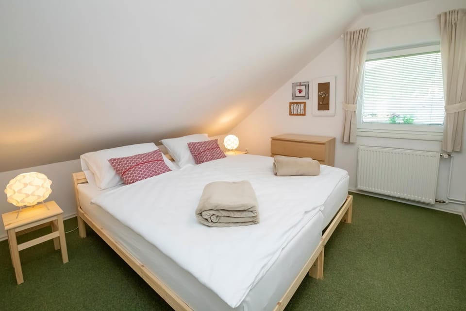 Bed, Photo of the whole room, Bedroom, towels