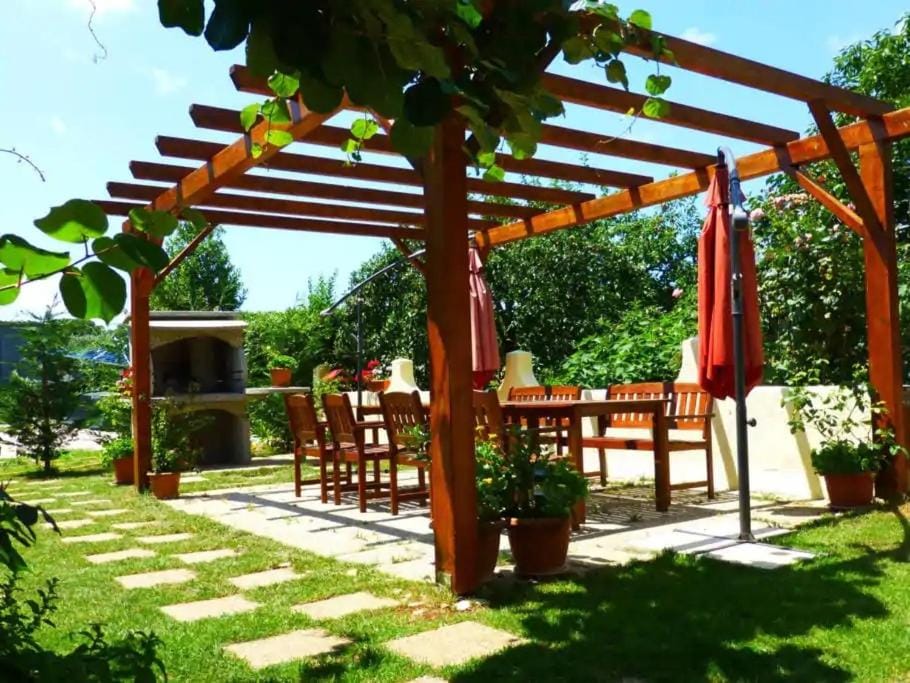 Patio, BBQ facilities, Garden