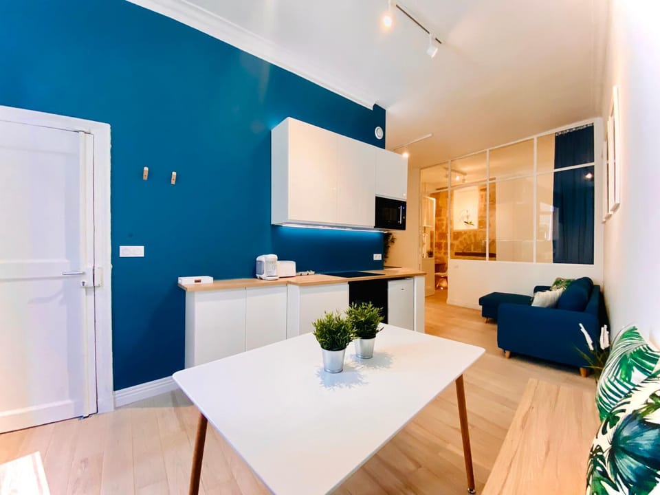 Kitchen or kitchenette, Living room, Seating area, Dining area