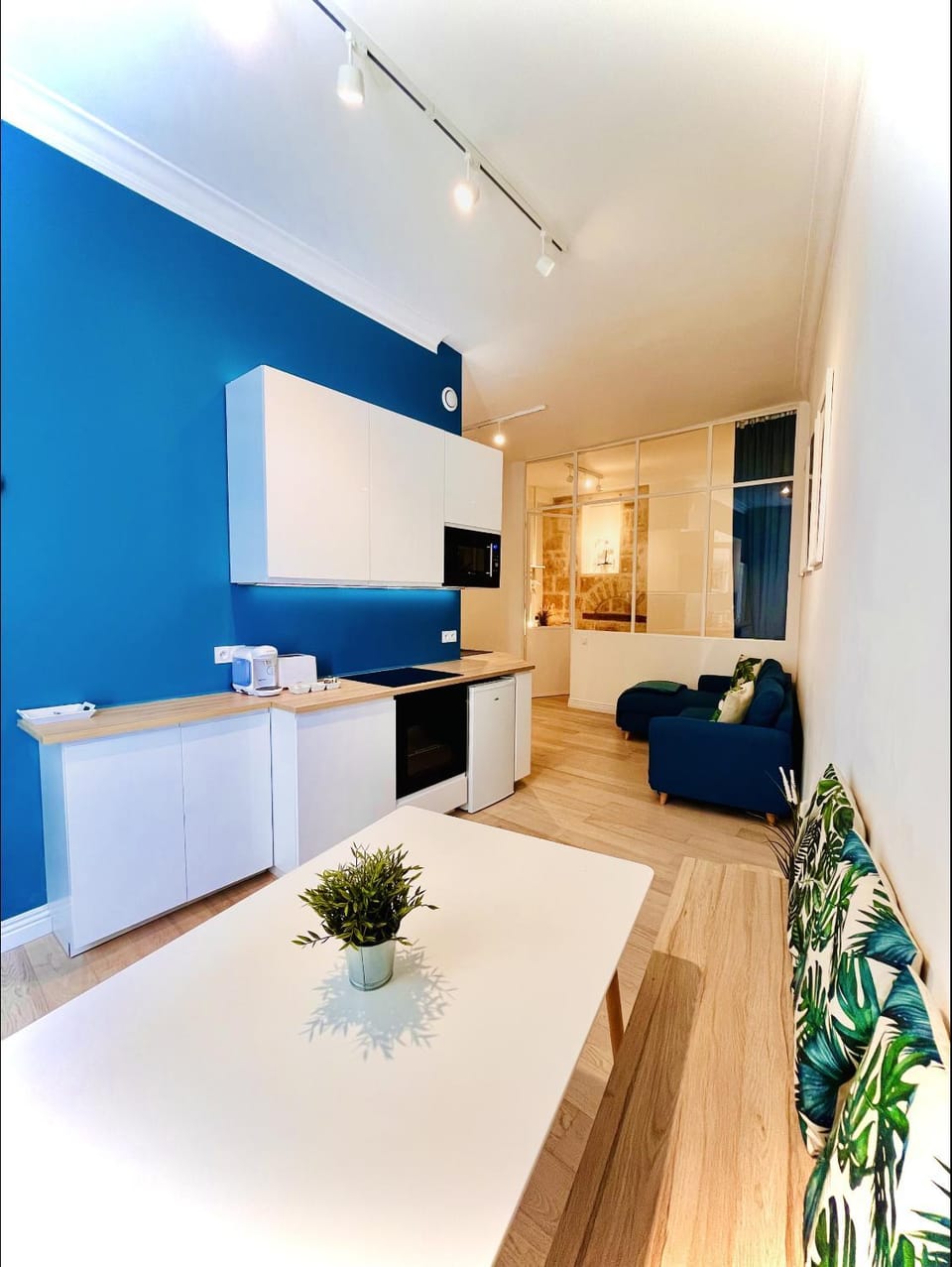 Kitchen or kitchenette, Living room, Seating area, Dining area, stove