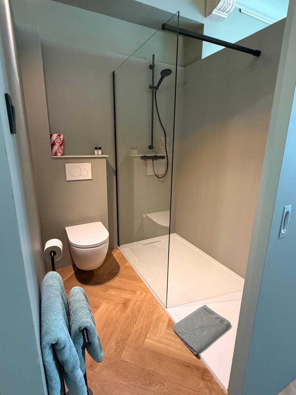 Shower, Toilet
