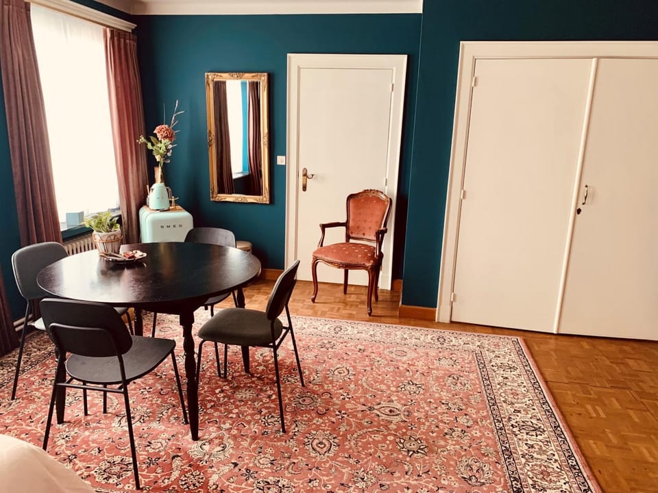 Seating area, Dining area