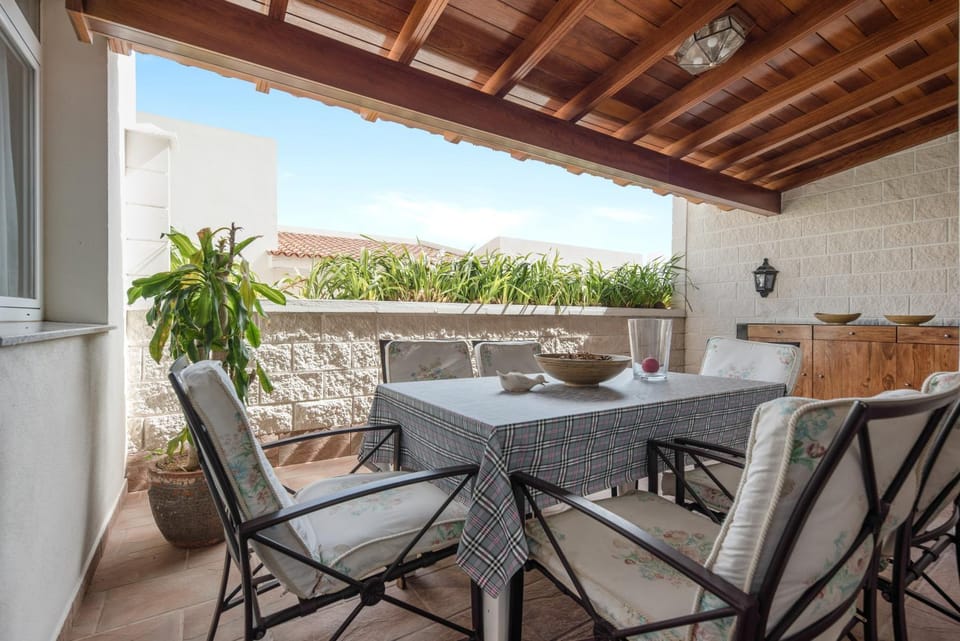 Property building, Balcony/Terrace, Living room