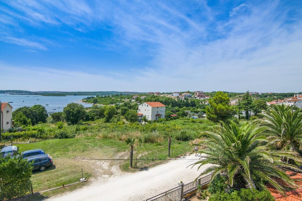 Sea view, Street view