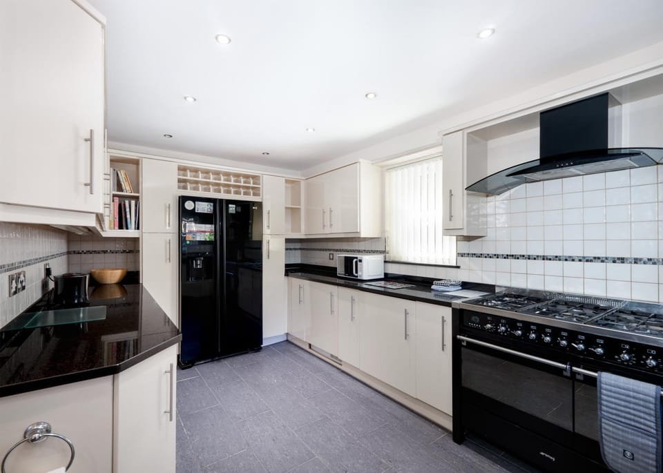 Communal kitchen, microwave, oven, stove, toaster, kitchen