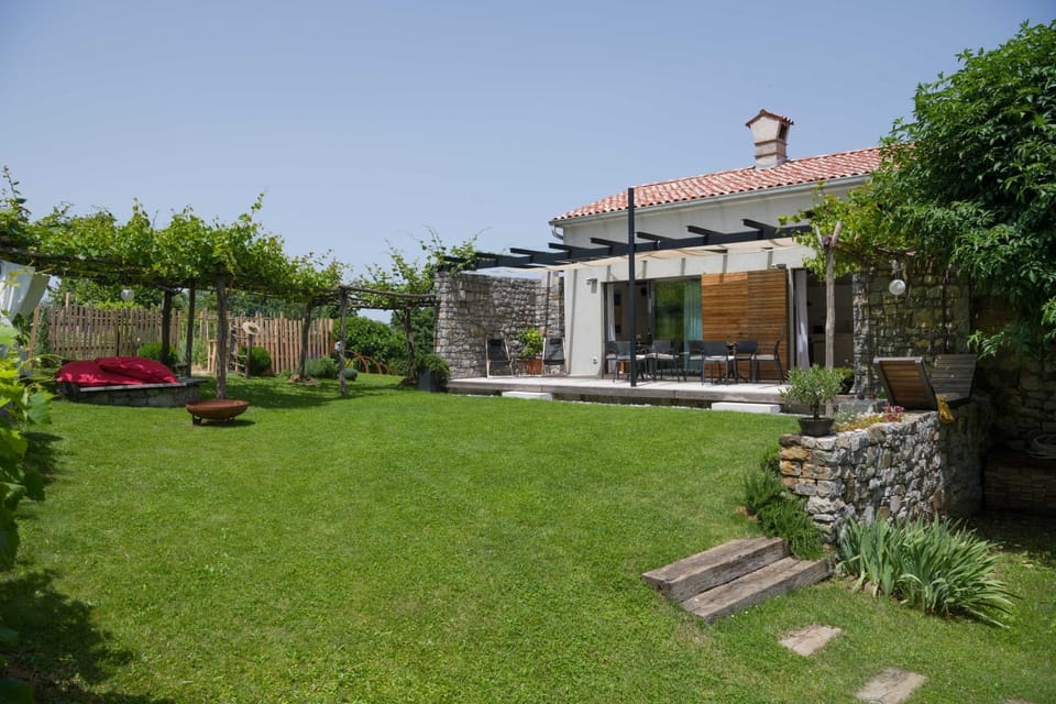 Property building, Day, Garden, Garden, Balcony/Terrace, sunbed