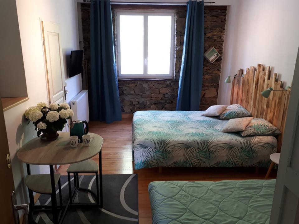 Bed, Bathroom, TV and multimedia, Photo of the whole room, Seating area, Bedroom
