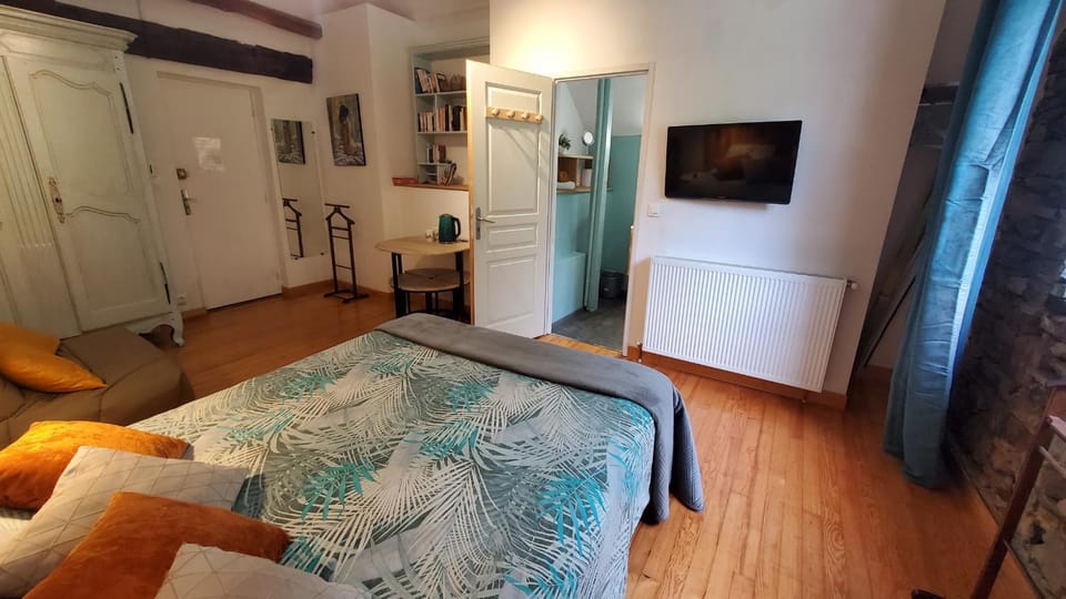 Photo of the whole room, Bedroom