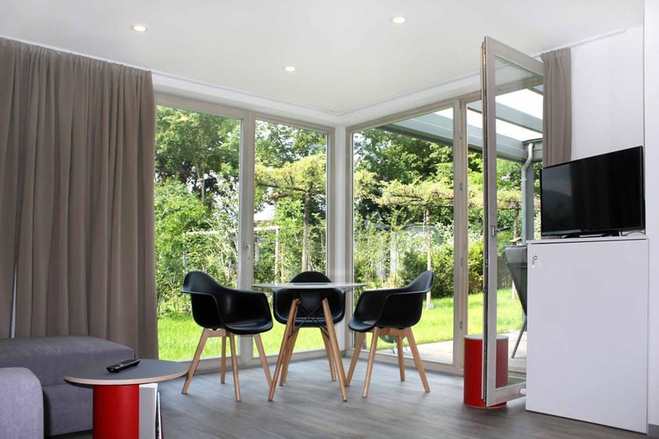 TV and multimedia, Seating area, Dining area
