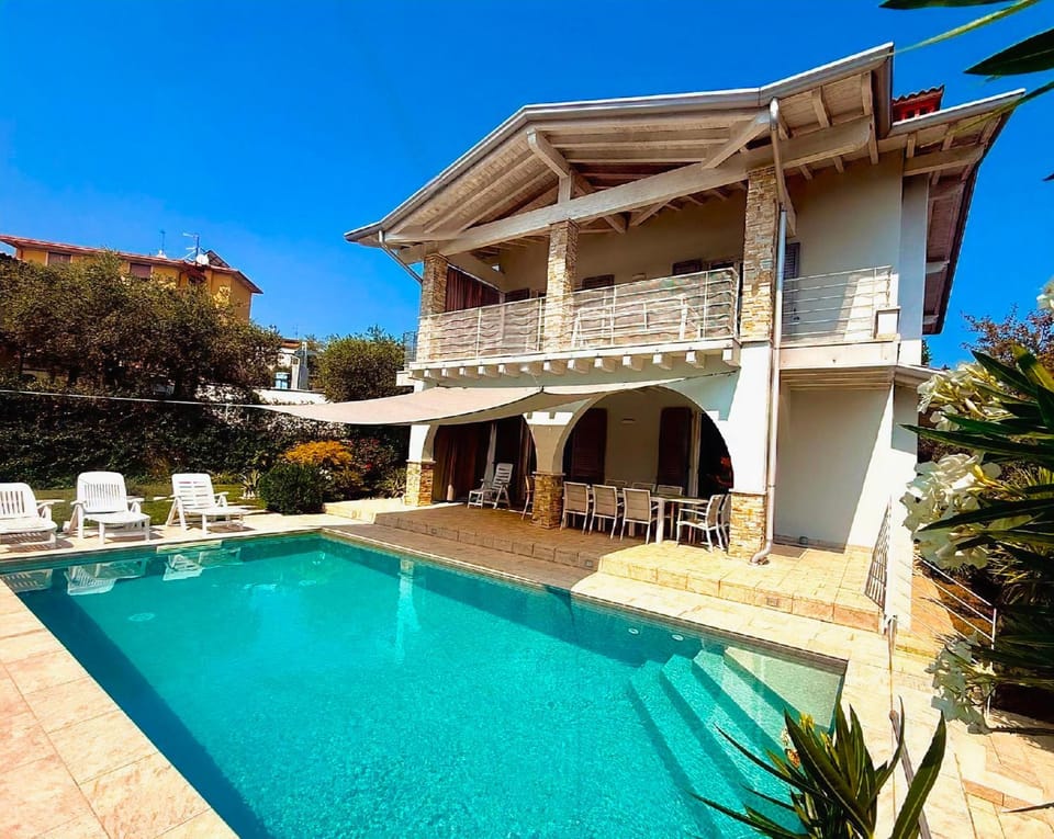 Villa Bocciolo, piscina, giardino, vasca idromassaggio Villa in Manerba del Garda