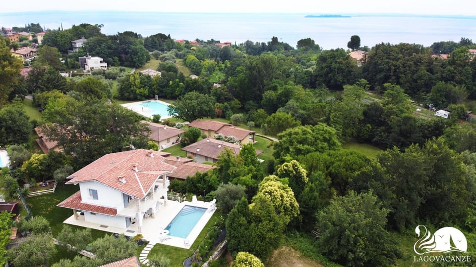 Bird's eye view, Lake view