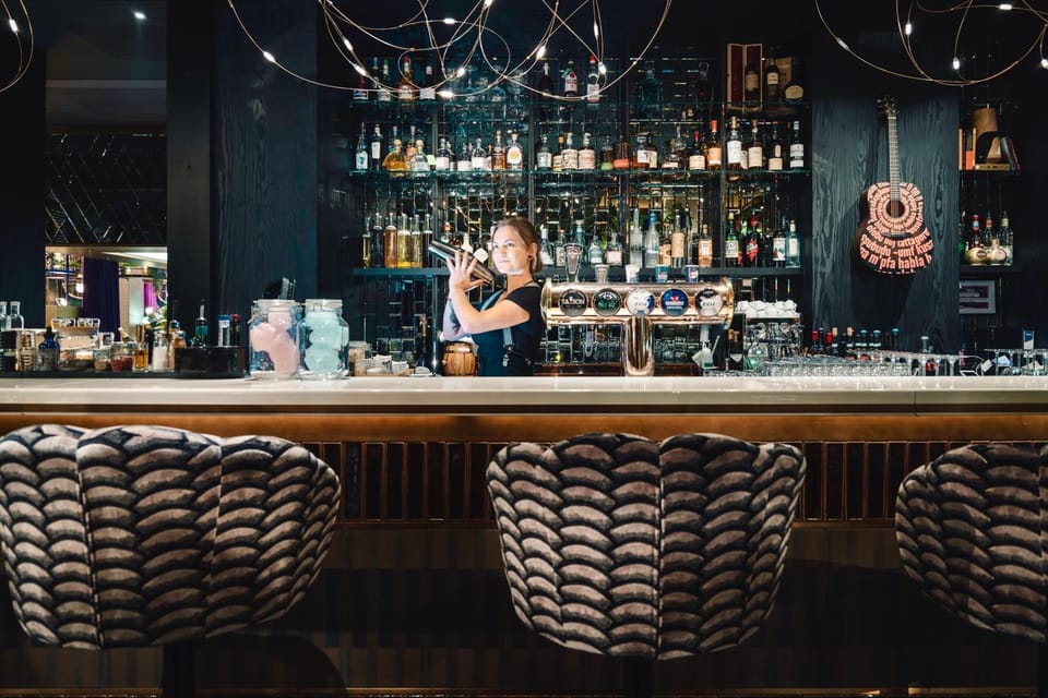 People, Lounge or bar, Food and drinks, Drinks