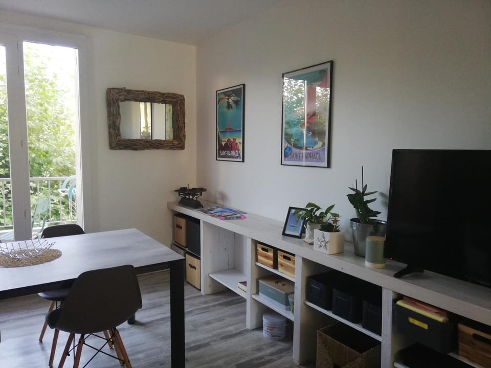 Communal lounge/ TV room, TV and multimedia, Business facilities, Dining area, Meeting/conference room