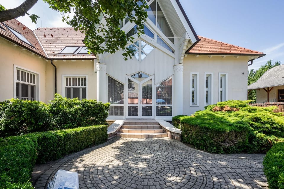 Facade/entrance, View (from property/room), Street view