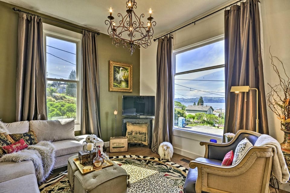 Classic Hillside Astoria Home with Gorge Views! House in Astoria