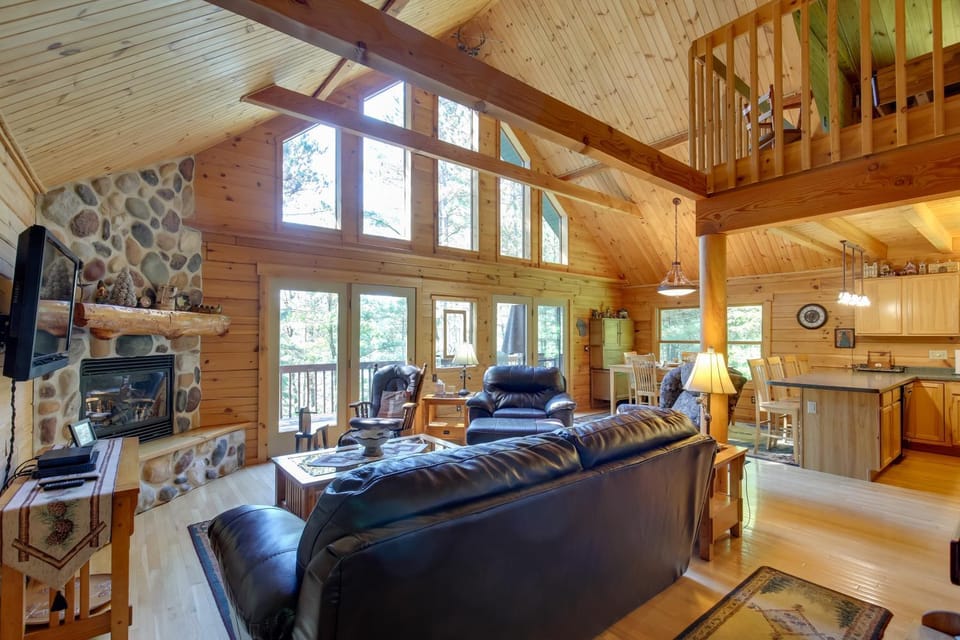 Lakefront Hazelhurst Cabin: Dock & Pool Table Cabin in Wisconsin