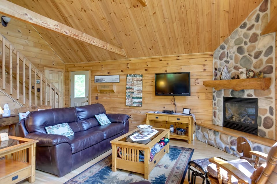 Lakefront Hazelhurst Cabin: Dock & Pool Table Cabin in Wisconsin